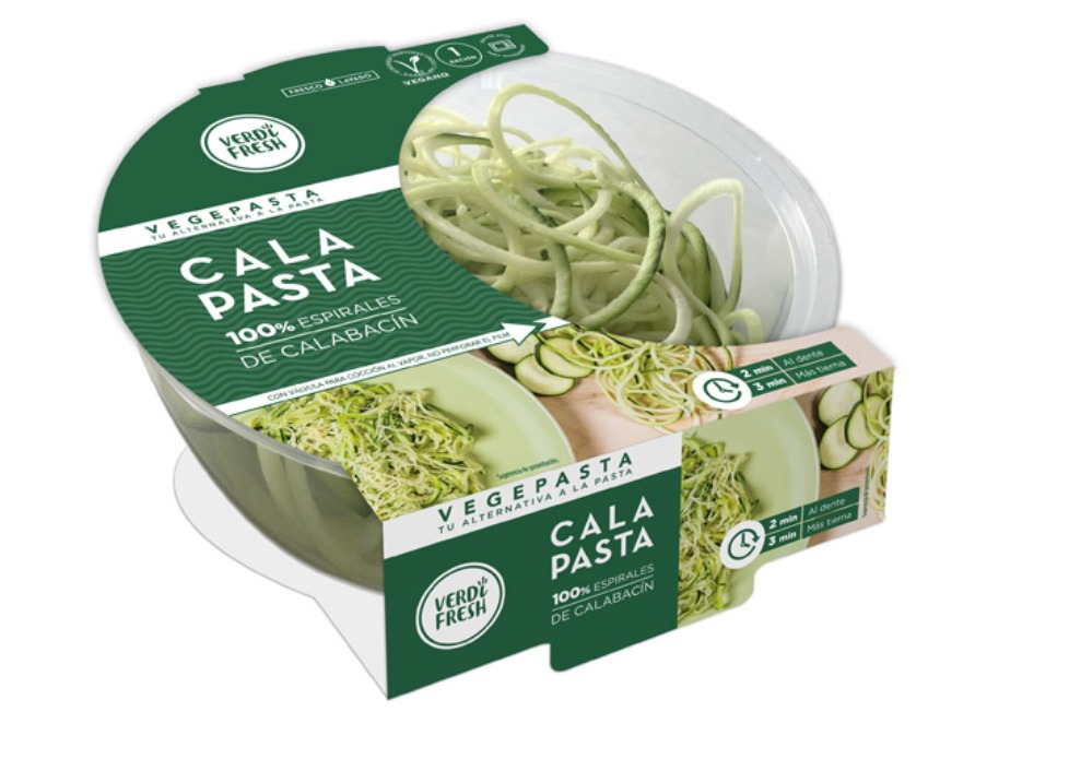 ESPAGUETIS DE CALABACÍN CON PINCHOS DE POLLO Y ENSALADA DE TOMATE